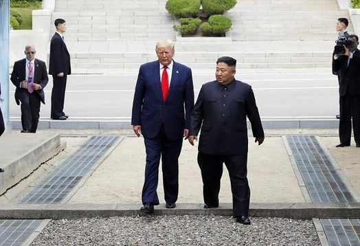  2019년 6월 30일 도널드 트럼프 미국 대통령은 판문점 경계선에서 김정은 북한 위원장을 만나 잠시 북측으로 월경한 후 다시 남측으로 돌아오고 있다. /연합뉴스