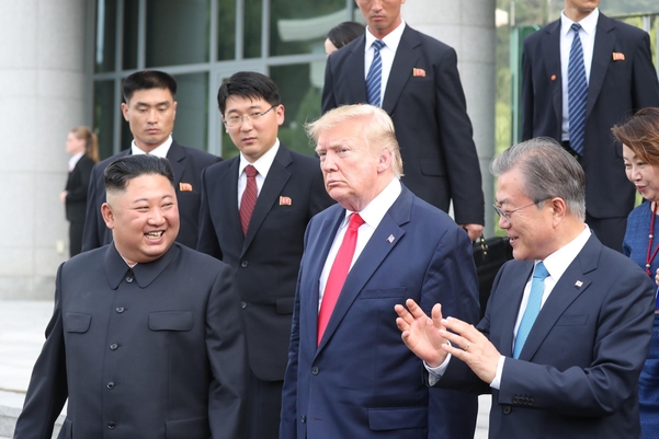 (오른쪽부터)문재인 대통령과 도널드 트럼프 미국 대통령, 김정은 북한 국무위원장이 6월 30일 판문점 남측지역 자유의집에서 나와 걸으며 대화를 하고 있다./연합뉴스