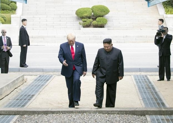  도널드 트럼프(왼쪽) 미국 대통령과 김정은 북한 국무위원장이 2019년 6월 30일 판문점에서 함께 군사분계선을 넘어 남측으로 넘어오고 있다. /연합뉴스