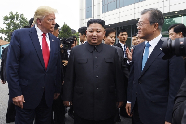 (오른쪽부터) 문재인 대통령과 김정은 북한 국무위원장, 도널드 트럼프 미국 대통령이 6월 30일 판문점 남측지역 자유의집 앞에서 만나 대화를 하고 있다./연합뉴스