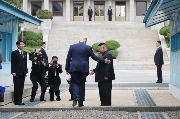도널드 트럼프 미국 대통령이 6월 30일 김정은 북한 국무위원장의 안내를 받고 북측 땅을 밟고 있다./연합뉴스