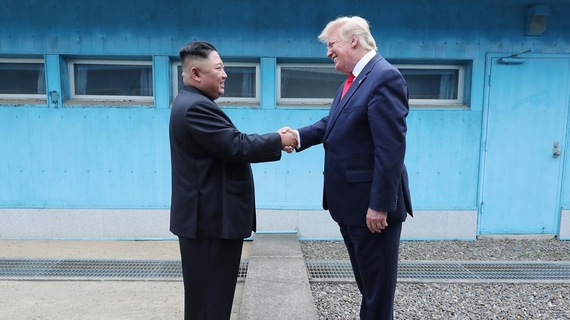 도널드 트럼프(오른쪽) 미국 대통령과 김정은 북한 국무위원장이 2019년 6월 30일 판문점 군사분계선을 사이에 두고 만나 악수를 하고 있다. /노동신문
