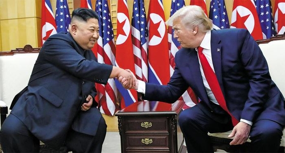  2019년 6월 30일 판문점 자유의 집에서 도널드 트럼프 미국 대통령과 김정은 북한 국무위원장이 악수하고 있다. 두 사람은 이날 당초 예상을 깨고 53분간 만남을 가졌다. 지난 2월 하노이 회담이 결렬된 이후 4개월 만에 사실상의 정상회담이 이뤄진 것으로 평가된다. /뉴시스