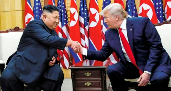 6월 30일 판문점 자유의 집에서 도널드 트럼프 미국 대통령과 김정은 북한 국무위원장이 악수하고 있다. /뉴시스