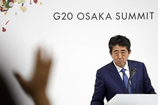 아베 신조 일본 총리가 지난달 오사카에서 열린 G20 정상회의 콘퍼런스에서 기자들의 질문에 답하고 있다. /EPA 연합뉴스