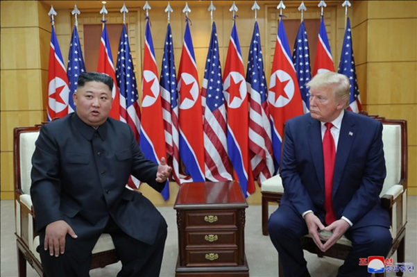  김정은 북한 국무위원장과 도널드 트럼프 미국 대통령이 2019년 6월 30일 판문점에서 만났다고 조선중앙통신이 2019년 7월 1일 보도했다. /연합뉴스