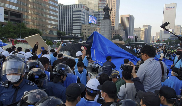 지난달 25일 오전 서울 종로구 광화문 광장에서 농성 중이던 우리공화당 천막을 서울시와 용역업체 관계자들이 철거하고 있다. /이진한 기자