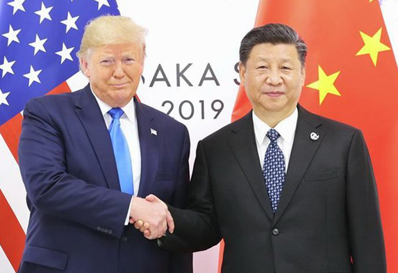  일본 오사카에서 열린 G20(주요 20개국) 정상회의에 참석한 도널드 트럼프(왼쪽) 미국 대통령과 시진핑 중국 국가주석이 2019년 6월 29일 미·중 정상회담을 시작하며 악수를 나누고 있다./환구시보