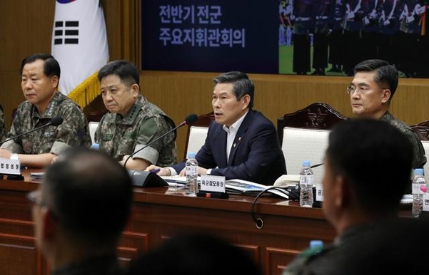 2019 전반기 전군 주요 지휘관회의가 열린 지난 19일 오전 서울 용산구 국방부 대회의실에서 정경두 국방장관이 모두발언을 하고 있다. /뉴시스