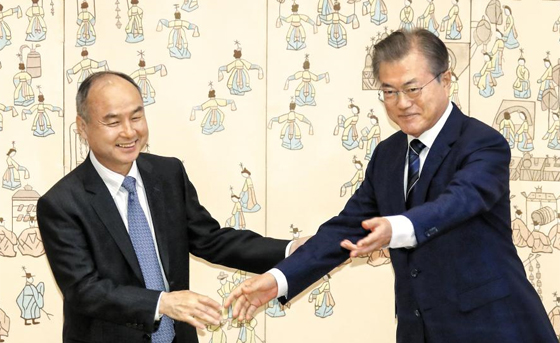 문재인 대통령이 4일 청와대에서 한국계 일본인 기업가 손정의 소프트뱅크 그룹 회장을 만나 자리를 안내하고 있다. 이 자리에서 손 회장은 “앞으로 한국이 집중해야 할 것은 인공지능(AI)”이라고 제안했고, 문 대통령은 “한국 AI 기업이 세계 시장으로 진출할 수 있도록 도움을 부탁한다”고 했다.