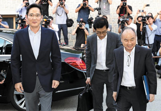 이재용(왼쪽) 삼성전자 부회장과 손정의(오른쪽) 일본 소프트뱅크 그룹 회장이 4일 서울 성북구 한국가구박물관 앞에서 만찬장으로 이동하고 있다.