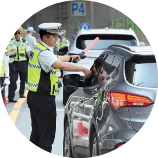 지난달 25일부터 ‘윤창호법’ 음주 운전 단속 기준이 강화됐다. 이튿날 오전 6~8시에 음주 운전 단속에 적발된 사람이 법 시행 전보다 늘어나고 있다. /조선일보DB