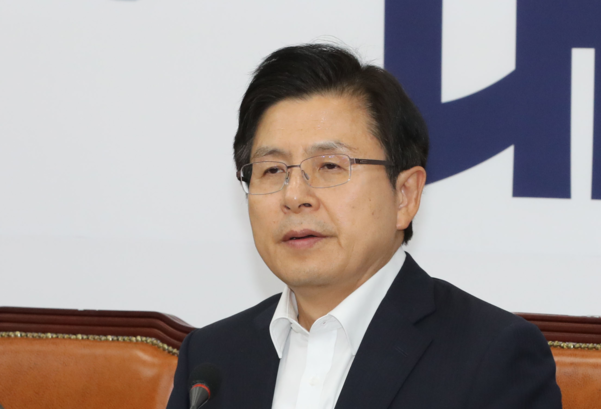 지난달 30일 자유한국당 북핵외교안보특위 긴급현안회의에서 황교안 대표가 회의 시작을 준비하고 있다./연합뉴스