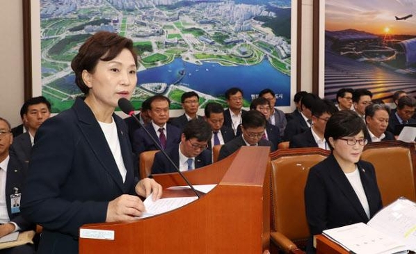 김현미 국토교통부 장관(왼쪽)이 8일 오전 열린 국회 국토교통위원회 전체회의에서 발언하고 있다./연합뉴스