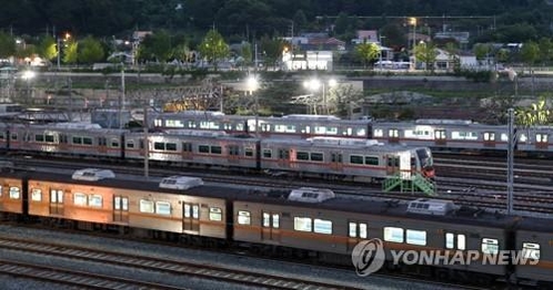 부산 노포차량기지에 열차가 서 있다. /연합뉴스