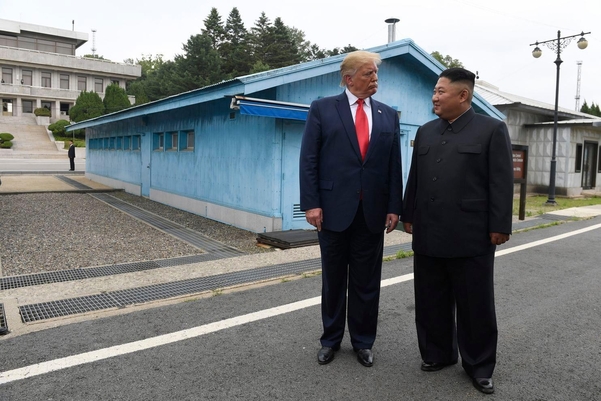지난달 30일 판문점에서 만난 도널드 트럼프 미국 대통령(왼쪽)과 김정은 북한 국무위원장./AP
