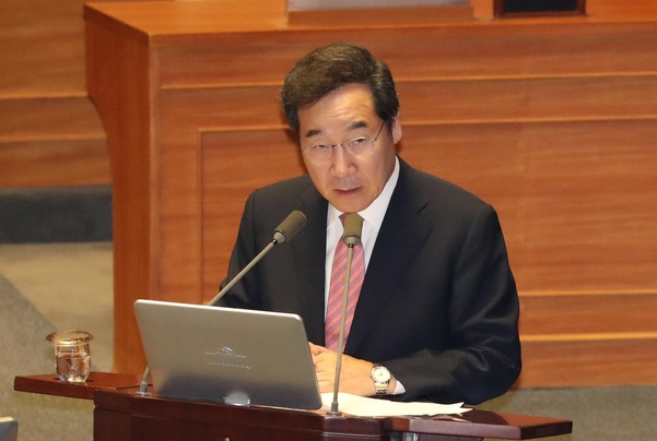 이낙연 국무총리가 10일 오후 국회 본회의에서 의원들의 경제분야 대정부질문에 답변하고 있다. /연합뉴스