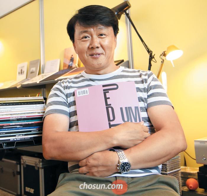 9일 서울 창성동 사무실에서 새로 나온 '다큐멘텀' 6호를 품에 안은 건축 사진가 김용관.