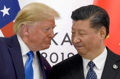 도널드 트럼프 미국 대통령(왼쪽)과 시진핑 중국 국가주석이 2019년 6월 29일 G20 정상회의가 열리고 있는 일본 오사카에서 만나 무역휴전에 합의했다. / AP 연합뉴스