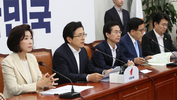 자유한국당 황교안(왼쪽에서 둘째) 대표가 11일 당 최고위원회의에서 발언하고 있다./연합뉴스