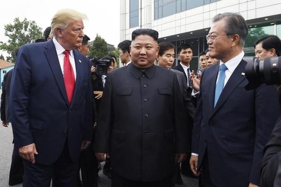  (오른쪽부터) 문재인 대통령과 김정은 북한 국무위원장, 도널드 트럼프 미국 대통령이 6월 30일 판문점 남측지역 자유의집 앞에서 만나 대화를 하고 있다. /연합뉴스