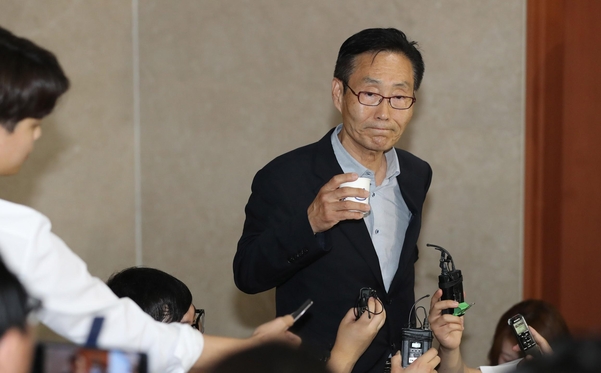 바른미래당 주대환 혁신위원장이 11일 국회 정론관에서 기자회견을 마친 뒤 기자들의 질문을 받고 있다./연합뉴스