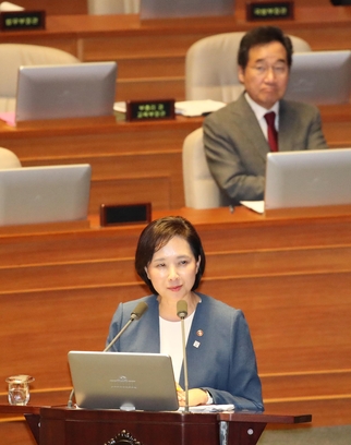 유은혜 부총리 겸 교육부 장관이 11일 오후 국회 본회의장에서 열린 교육·사회·문화분야 대정부질문에서 의원의 질의에 답변하고 있다./ 연합뉴스