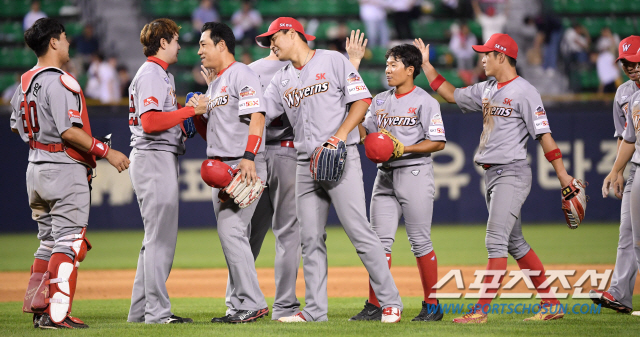 두산 베어스와 SK 와이번스의 2019 KBO 리그 주말 3연전 첫번째 경기가 5일 잠실구장에서 열렸다. SK가 8대6으로 승리하며 5연승을 달렸다. 경기 종료 후 기쁨을 나누는 SK 선수들의 모습. 잠실=허상욱 기자 wook@sportschosun.com/2019.07.05/
