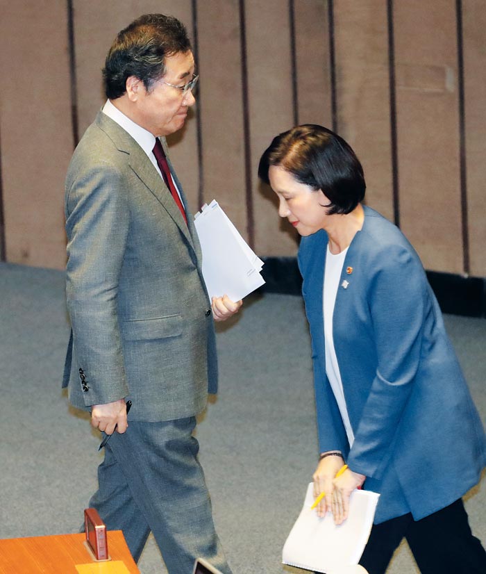 이낙연(왼쪽) 국무총리가 11일 국회에서 열린 대정부 질문에서 답변을 하기 위해 단상으로 걸어가고 있다.
