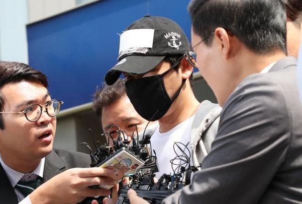 외주 스태프 여성 2명에 대한 준강간 혐의로 긴급체포된 배우 강지환 씨가 12일 오전 구속 전 피의자심문(영장실질심사) 출석을 위해 경기도 성남시 분당경찰서를 나와 호송차량으로 향하고 있다. /연합뉴스