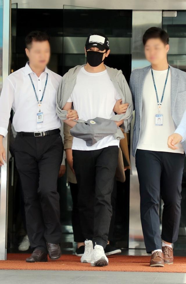 외주 스태프 여성 2명에 대한 준강간 혐의로 긴급체포된 배우 강지환 씨가 12일 오전 구속 전 피의자심문(영장실질심사) 출석을 위해 경기도 성남시 분당경찰서를 나와 호송차량으로 향하고 있다. /연합뉴스