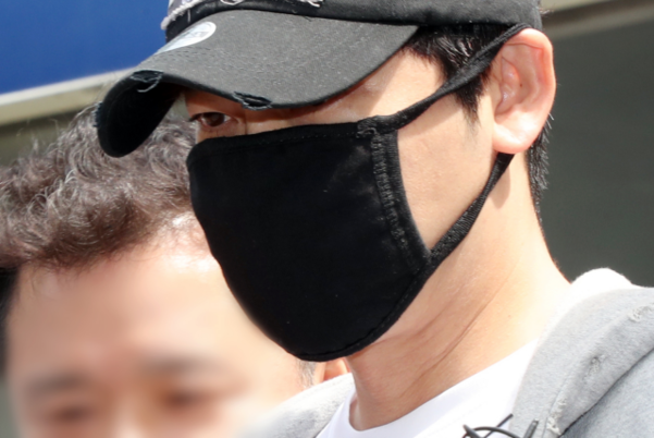 외주 스태프 여성 2명에 대한 준강간 혐의로 긴급체포된 배우 강지환 씨가 12일 오전 구속 전 피의자심문(영장실질심사) 출석을 위해 경기도 성남시 분당경찰서를 나와 호송차량으로 향하고 있다. /연합뉴스