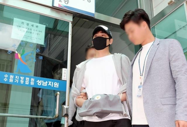 배우 강지환씨가 12일 오전 수원지법 성남지원에서 열린 구속 전 피의자심문(영장실질심사)을 마치고 법원 바깥으로 나오고 있다. /연합뉴스
