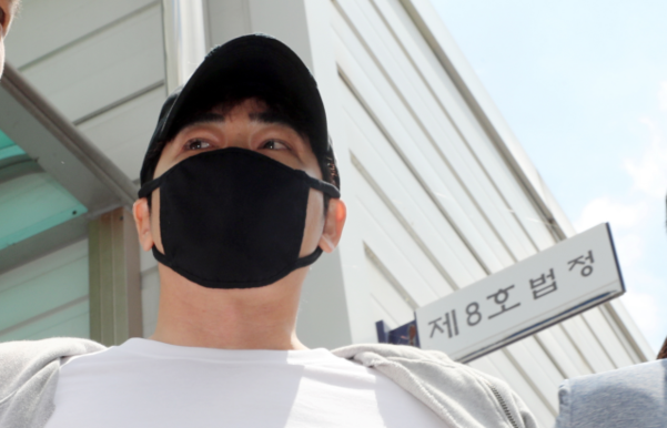 배우 강지환씨가 12일 오전 수원지법 성남지원에서 열린 구속 전 피의자심문(영장실질심사)을 마친 뒤 호송차량으로 이동하던 중 취재진에 심경을 밝히고 있다. /연합뉴스
