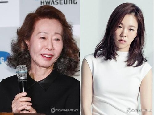 배우 윤여정(왼쪽)과 한예리. /연합뉴스