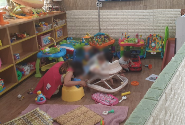11일 전남 영암군 삼호읍의 다문화가족지원센터에서 이주여성들이 아이를 돌보고 있다. /영암=최효정 기자
