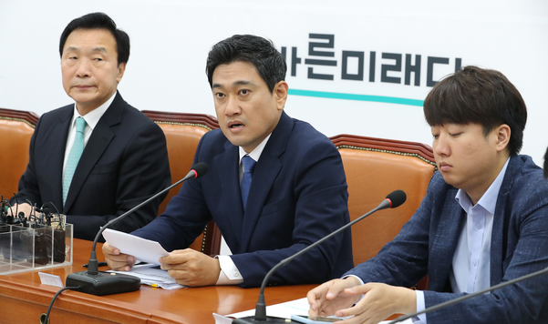 바른미래당 오신환 원내대표(가운데)가 12일 오전 국회에서 열린 최고위원회의에서 발언하고 있다. 왼쪽은 손학규 대표, 오른쪽은 이준석 최고위원./연합뉴스