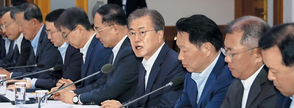 문재인 대통령이 10일 오전 청와대에서 30대 대기업 총수와 CEO(최고경영자)를 불러 일본의 경제 보복 문제를 논의하기에 앞서 인사말을 하고 있다. /연합뉴스