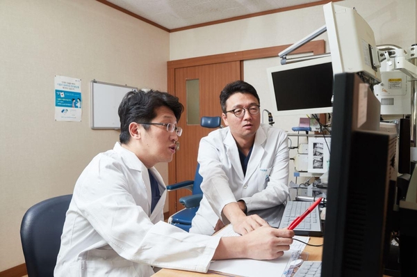 경희대치과병원 구강악안면외과 이정우(사진 왼쪽) 교수와 후마니타스암병원 이비인후과 은영규 교수가 구강암 환자에 대해 협진을 통해 수술계획을 세우고 있다. /경희대병원 제공
