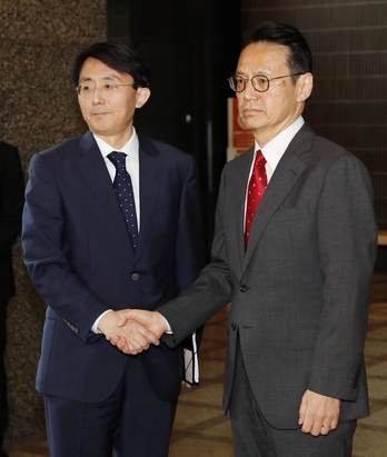 김정한 외교부 아시아태평양국장(왼쪽)이 지난달 5일 일본 도쿄 외무성 청사 현관에서 맞이하러 나온 가나스기 겐지(金杉憲治) 일본 외무성 아시아대양주국장과 악수하고 있다. /연합뉴스