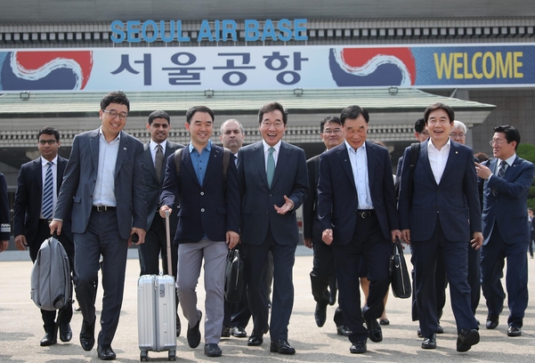 이낙연 국무총리(가운데)가 오는 21일까지 방글라데시·타지키스탄·키르기스스탄·카타르 등 4개국을 공식 방문하기 위해 13일 경기도 성남 서울공항에서 대통령 전용기로 향하고 있다. 앞줄 왼쪽부터 이번 순방에 이 총리의 특별수행원 자격으로 동행하는 한·타지키스탄 의원친선협회 이사인 더불어민주당 금태섭 의원, 한·키르기스스탄 의원친선협회 부회장인 바른미래당 채이배 의원. 이 총리의 오른쪽으로 한·방글라데시 의원친선협회장인 자유한국당 김기선 의원, 한·중동 의원친선협회 회원인 무소속 이용호 의원. / 연합뉴스