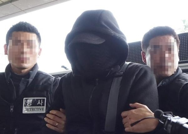 ’제주보육교사 살인사건’ 피의자 박모(50)씨가 지난해 12월 제주 동부경찰서로 압송되고 있다. /뉴시스