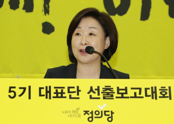 심상정 정의당 신임대표가 13일 서울 여의도 국회 의원회관에서 열린 제5기 대표단 선출 보고대회에서 신임대표로 선출된 후 소감을 밝히고 있다./연합뉴스