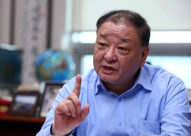 한일의원연맹 회장인 더불어민주당 강창일 의원이 국회 의원회관에서 인터뷰를 하고 있다. /조인원 조선일보 기자
