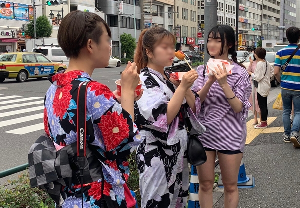 도쿄 신오쿠보 거리에서 한국식 길거리 음식을 즐기는 일본 젊은이들./김은영 기자