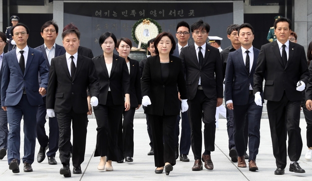 심상정(가운데) 정의당 대표와 관계자들이 14일 국립서울현충원에서 참배를 마친 뒤 걷고 있다. /뉴시스