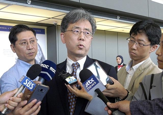 김현종 청와대 국가안보실 2차장이 13일(현지시간) 워싱턴DC 인근 덜레스공항에서 인터뷰하고 있다. /연합뉴스