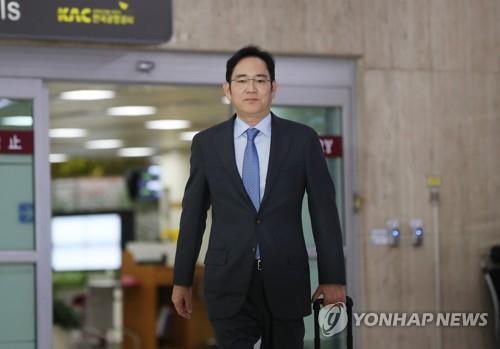 이재용 삼성전자 부회장이 일본 출장을 마치고 12일 서울 강서구 김포국제공항에 도착하고 있다.
