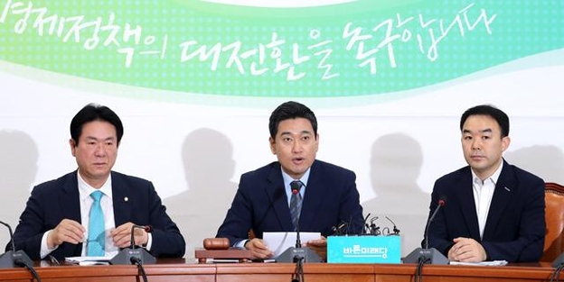 바른미래당 오신환(가운데) 원내대표가 지난 11일 오전 국회에서 열린 원내정책회의에서 발언하고 있다. /연합뉴스
