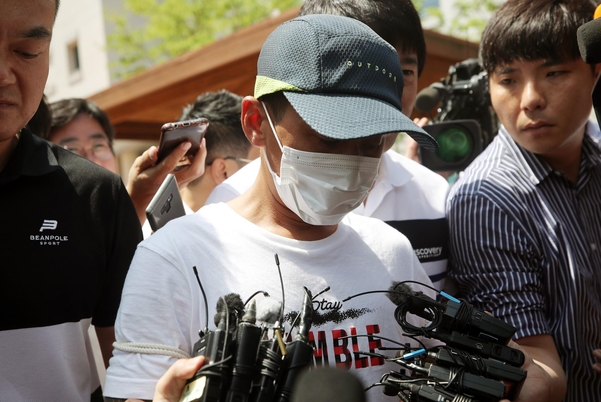 베트남인 아내를 폭행한 혐의를 받고 있는 남편 김모(36)씨가 지난 8일 광주지법 목포지원에서 열린 영장실질심사를 받고 돌아가고 있다. /연합뉴스